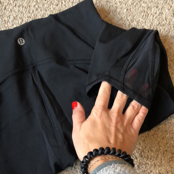 Lululemon Wunder Under Crop Leggings, Size 6 - Black with Mesh Detailing - Picture 8 of 8